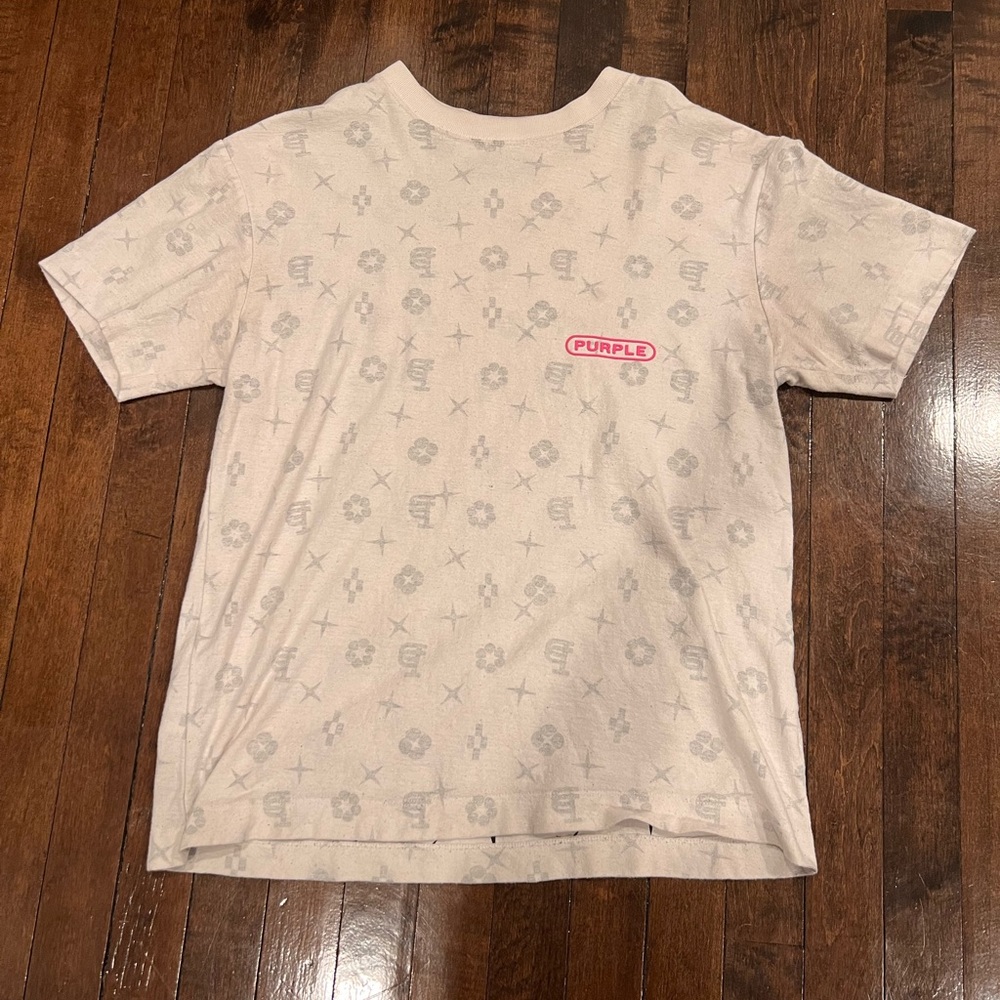 Purple Brand Tee💜 
Size: Extra Small 
75$ 💰 
1-3 Buisness Days To Ship📈